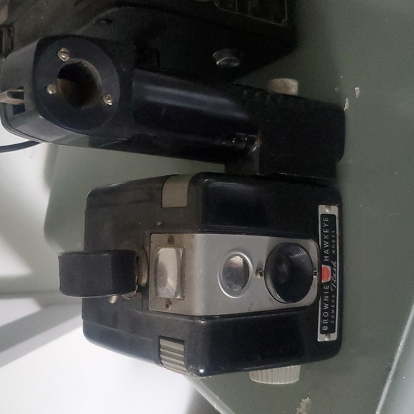 4 VINTAGEDIFFERENT CAMERAS, FROM: Kodak BROWNIE,JUNIOR #3, STELO.